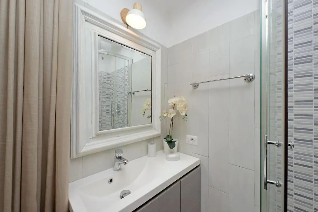 Lucky Domus Tuscolano Apartment Rome 0*,